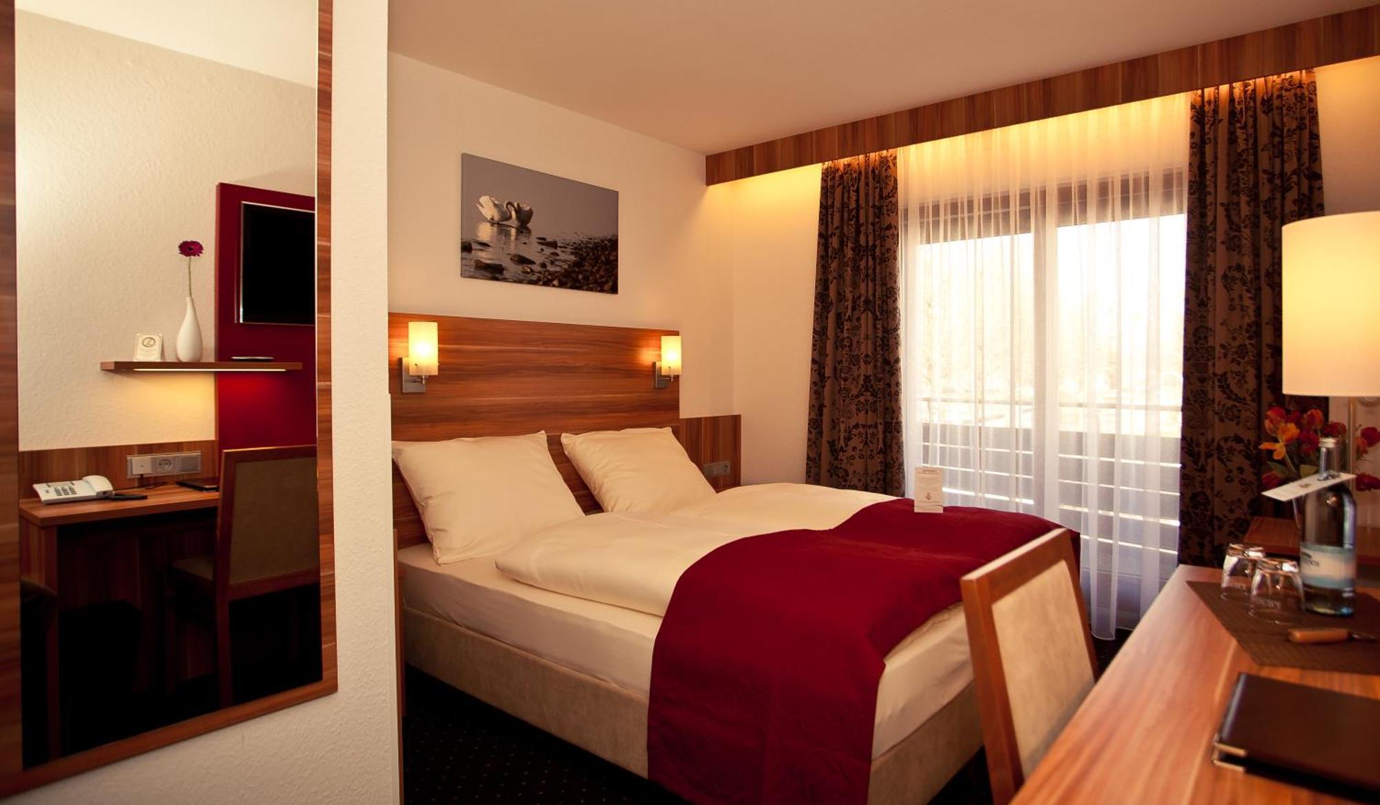 Hotel Knaus Am Hafen ウールディンゲン・ミュールホーフェン エクステリア 写真