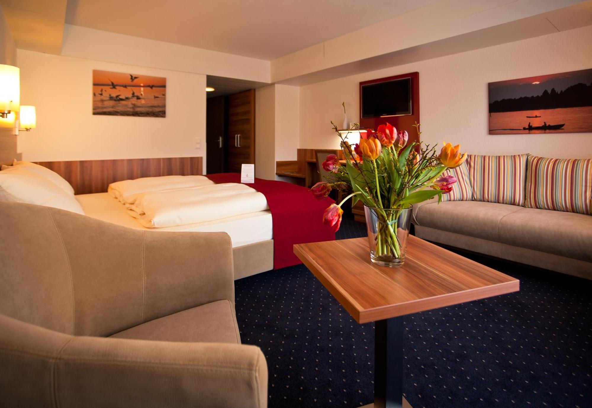 Hotel Knaus Am Hafen ウールディンゲン・ミュールホーフェン エクステリア 写真