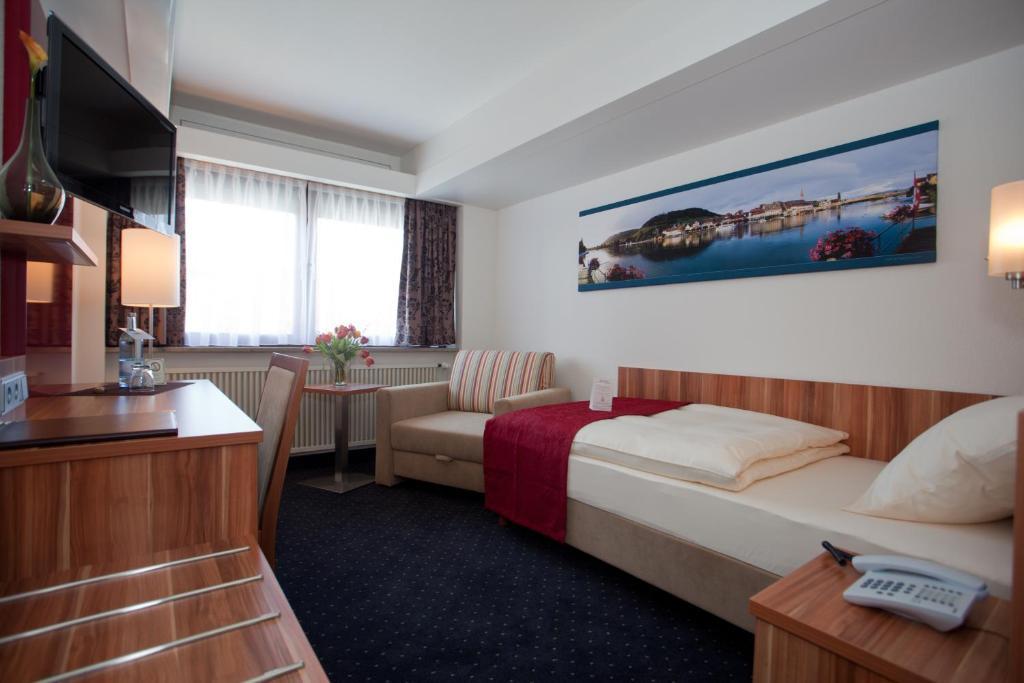 Hotel Knaus Am Hafen ウールディンゲン・ミュールホーフェン エクステリア 写真