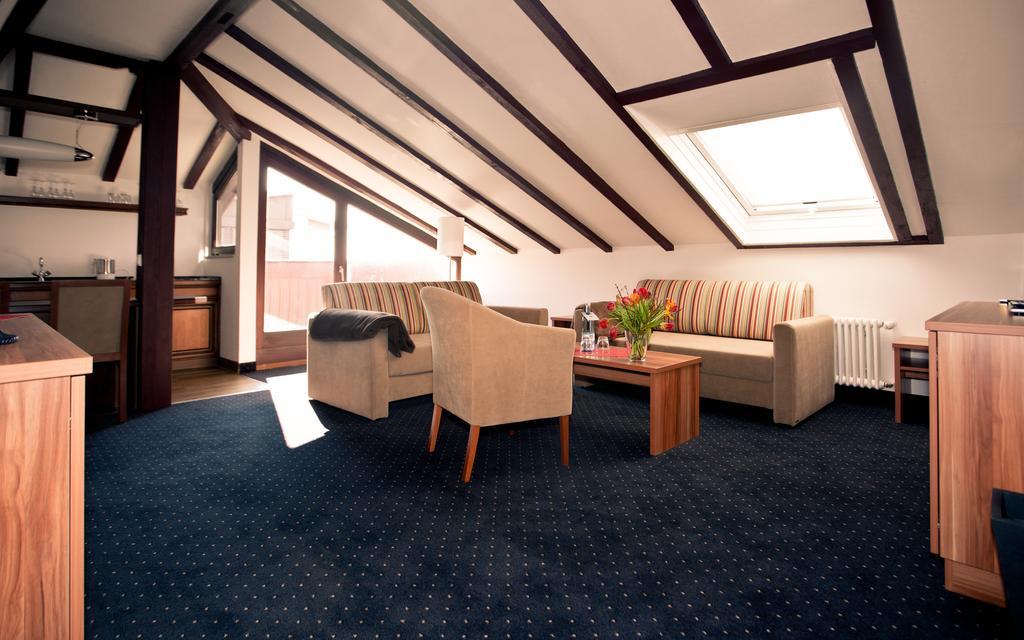 Hotel Knaus Am Hafen ウールディンゲン・ミュールホーフェン エクステリア 写真