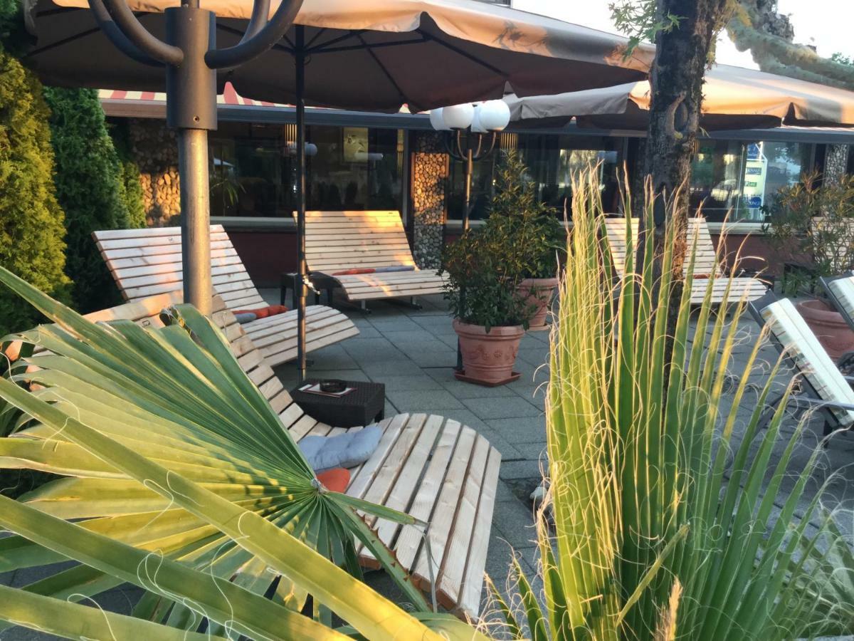 Hotel Knaus Am Hafen ウールディンゲン・ミュールホーフェン エクステリア 写真