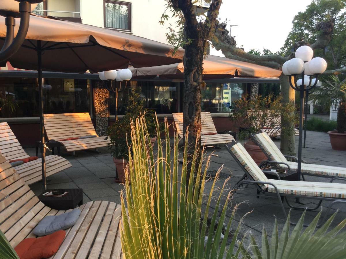 Hotel Knaus Am Hafen ウールディンゲン・ミュールホーフェン エクステリア 写真